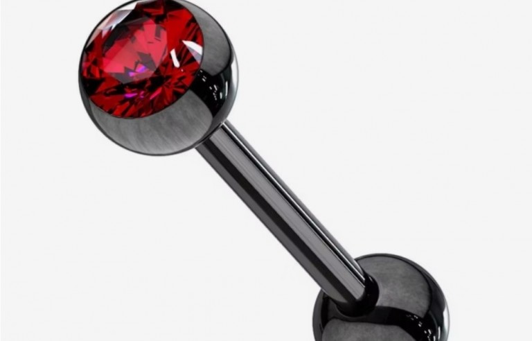 Fekete nyelvpiercing